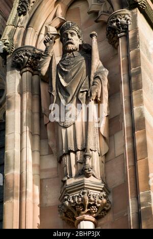 Schnitzwerk des Bischofs an der Westfront der kathedrale von hereford, hereford, herefordshire. Stockfoto