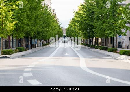 GRANADA, SPANIEN, 23. APRIL 2020 Blick auf die Gran Via, die leer von Menschen ist Stockfoto