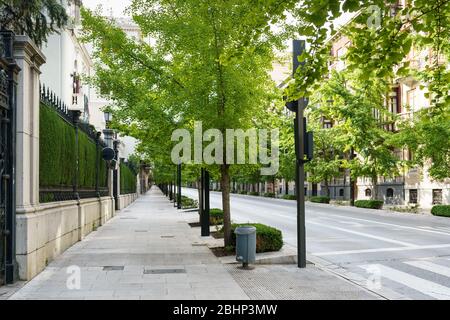 GRANADA, SPANIEN, 23. APRIL 2020 Blick auf die Gran Via, die leer von Menschen ist Stockfoto