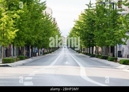 GRANADA, SPANIEN, 23. APRIL 2020 Blick auf die Gran Via, die leer von Menschen ist Stockfoto