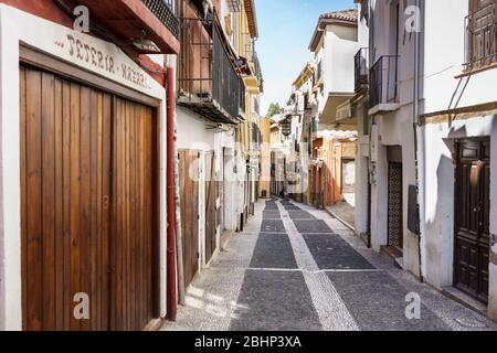 GRANADA, SPANIEN, 23. APRIL 2020 Blick auf die Caldereria Straße, die leer von Menschen ist Stockfoto