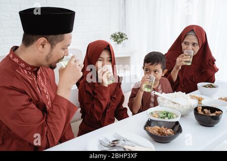 Brechen Fasten zusammen Familie. Malaiische Familie genießen süße Getränke, wenn sie zu Hause zusammen brechen Stockfoto