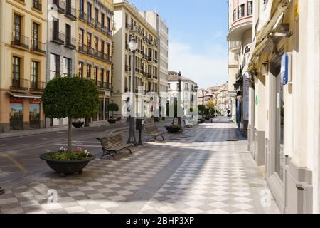 GRANADA, SPANIEN, 23. APRIL 2020 Blick auf die Straße Reyes Catolicos, die leer von Menschen ist Stockfoto