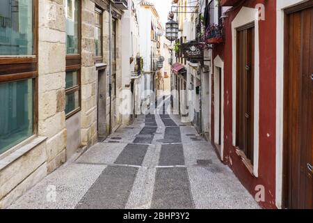 GRANADA, SPANIEN, 23. APRIL 2020 Blick auf die Caldereria Straße, die leer von Menschen ist Stockfoto