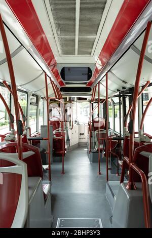 GRANADA, SPANIEN, 23. APRIL 2020 Interieur eines modernen leeren Stadtbusses, der leer ist Stockfoto