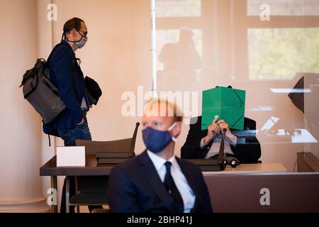 27. April 2020, Hamburg: Der Angeklagte 93-jährige ehemalige SS-Wachmann im KZ Stutthof sitzt zu Beginn eines weiteren Prozesses neben seinem Anwalt Stefan Waterkamp (l.) und Dennis Tappe (M), Experte des Bernhard-Nocht-Instituts für Tropenmedizin (BNITM), im Gerichtssaal des Landgerichts. Um den Beklagten vor dem neuartigen Corona-Virus zu schützen, wird er hinter einem Plexiglasschild mitwirken und strenge Hygienevorschriften werden eingehalten. Der Staatsanwalt wirft dem ehemaligen Sicherheitsbeamten vor, bei der Ermordung von 5230 Personen geholfen zu haben. Foto: Christian Charisius/d Stockfoto