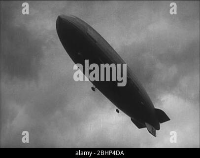 Das deutsche Zeppelin Luftschiff - die Hindenburg im Flug. Foto aus den 1930er Jahren Stockfoto