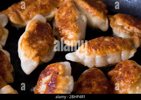 Nationale russische Küche. Pierogi oder Pyrohy, Vareniki, serviert mit Quark und Kartoffeln an Bord. Rohe Knödel aus Teig in handgefertigtem flou Stockfoto
