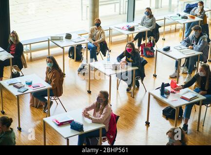 Marktoberdorf, 27. April 2020. Nach einer langen Pause sind die Schüler der Abschlussklasse am 27. April 2020 wegen der Corona-Viruserkrankung (COVID-19) wieder am Gymnasium in Marktoberdorf. Beratung: Immobilien wieder aufgelegt © Peter Schatz / Alamy Live News Stockfoto