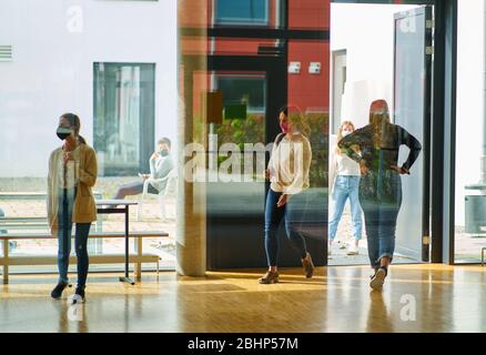 Marktoberdorf, 27. April 2020. Nach einer langen Pause sind die Schüler der Abschlussklasse am 27. April 2020 wegen der Corona-Viruserkrankung (COVID-19) wieder am Gymnasium in Marktoberdorf. Beratung: Immobilien wieder aufgelegt © Peter Schatz / Alamy Live News Stockfoto