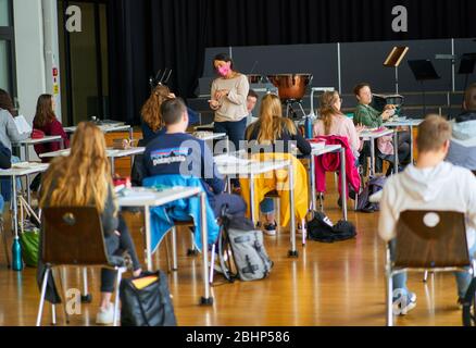 Marktoberdorf, 27. April 2020. Nach einer langen Pause sind die Schüler der Abschlussklasse am 27. April 2020 wegen der Corona-Viruserkrankung (COVID-19) wieder am Gymnasium in Marktoberdorf. Beratung: Immobilien wieder aufgelegt © Peter Schatz / Alamy Live News Stockfoto