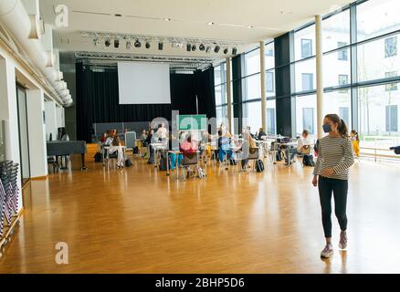 Marktoberdorf, 27. April 2020. Nach einer langen Pause sind die Schüler der Abschlussklasse am 27. April 2020 wegen der Corona-Viruserkrankung (COVID-19) wieder am Gymnasium in Marktoberdorf. Beratung: Immobilien wieder aufgelegt © Peter Schatz / Alamy Live News Stockfoto