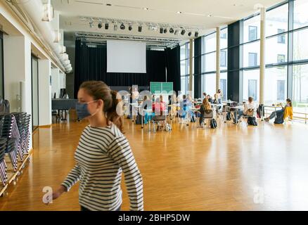 Marktoberdorf, 27. April 2020. Nach einer langen Pause sind die Schüler der Abschlussklasse am 27. April 2020 wegen der Corona-Viruserkrankung (COVID-19) wieder am Gymnasium in Marktoberdorf. Beratung: Immobilien wieder aufgelegt © Peter Schatz / Alamy Live News Stockfoto