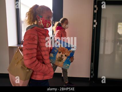 Marktoberdorf, 27. April 2020. Nach einer langen Pause sind die Schüler der Abschlussklasse am 27. April 2020 wegen der Corona-Viruserkrankung (COVID-19) wieder am Gymnasium in Marktoberdorf. Hinweis: Eigentum freigegeben © Peter Schatz / Alamy Live News Stockfoto