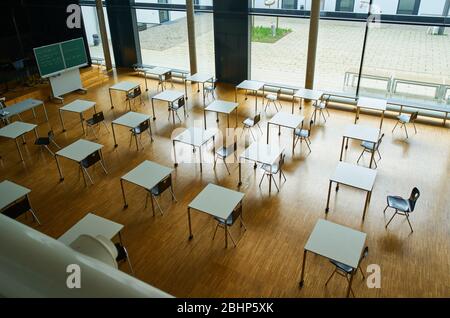 Marktoberdorf, 27. April 2020. Nach einer langen Pause sind die Schüler der Abschlussklasse am 27. April 2020 wegen der Corona-Viruserkrankung (COVID-19) wieder am Gymnasium in Marktoberdorf. Hinweis: Eigentum freigegeben © Peter Schatz / Alamy Live News Stockfoto