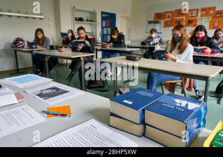 Marktoberdorf, 27. April 2020. Religionsunterricht. Nach einer langen Pause sind die Schüler der Abschlussklasse am 27. April 2020 wegen der Corona-Viruserkrankung (COVID-19) wieder am Gymnasium in Marktoberdorf. Hinweis: Eigentum freigegeben © Peter Schatz / Alamy Live News Stockfoto