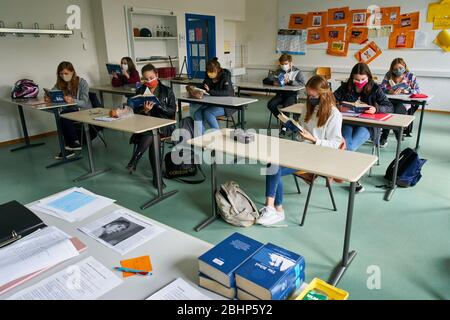 Marktoberdorf, 27. April 2020. Religionsunterricht. Nach einer langen Pause sind die Schüler der Abschlussklasse am 27. April 2020 wegen der Corona-Viruserkrankung (COVID-19) wieder am Gymnasium in Marktoberdorf. Hinweis: Eigentum freigegeben © Peter Schatz / Alamy Live News Stockfoto