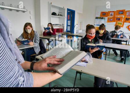 Marktoberdorf, 27. April 2020. Religionsunterricht. Nach einer langen Pause sind die Schüler der Abschlussklasse am 27. April 2020 wegen der Corona-Viruserkrankung (COVID-19) wieder am Gymnasium in Marktoberdorf. Hinweis: Eigentum freigegeben © Peter Schatz / Alamy Live News Stockfoto