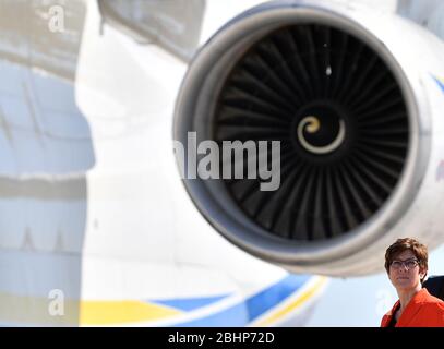 27. April 2020, Sachsen, Schkeuditz: Bundesverteidigungsministerin Annegret Kramp-Karrenbauer (CDU) inspiziert einen Wehrmachtstransport mit Schutzmasken am Flughafen Leipzig/Halle. Die Masken waren zuvor mit dem weltweit größten Frachtflugzeug Antonov 225 am Flughafen gelandet. Die "Airlift" aus China besteht nach Angaben der Bundeswehr aus insgesamt drei Frachtflügen. Rund 25 Millionen Schutzmasken sollen nach Deutschland geflogen werden. Der Transport ist Teil der administrativen Unterstützung der Bundeswehr in der Corona-Krise. Foto: Hendrik Schmidt/dpa-Zentralbild/dpa Stockfoto