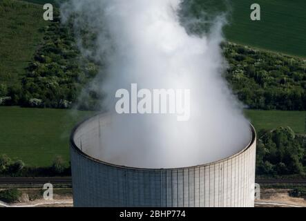 26. April 2020, Nordrhein-Westfalen, Datteln: Dampf steigt aus dem Kühlturm des Kohlekraftwerks Datteln 4 des Betreibers Uniper. Foto: Bernd Thissen/dpa Stockfoto