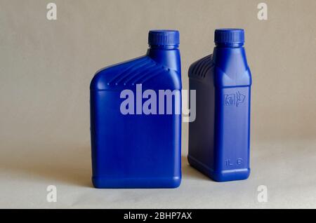 Zwei blaue Kunststoffbehälter für Schmiermittel ohne Etikett, Behälter für Chemikalien.1 Liter Kunststoffbehälter. Nahaufnahme. Selektiver Fokus. Stockfoto