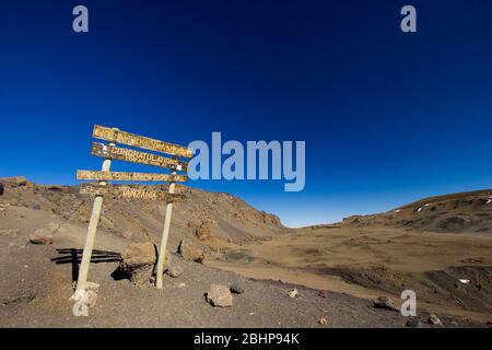 Glückwunschschild am Kilimandscharo (Stella Point) Stockfoto