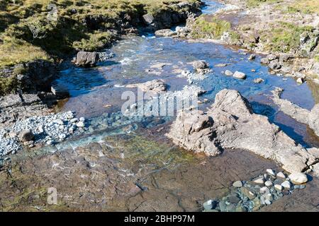 Eine Vielzahl von Farben in den Fairy Pools auf der Isle of Skye in Schottland Stockfoto