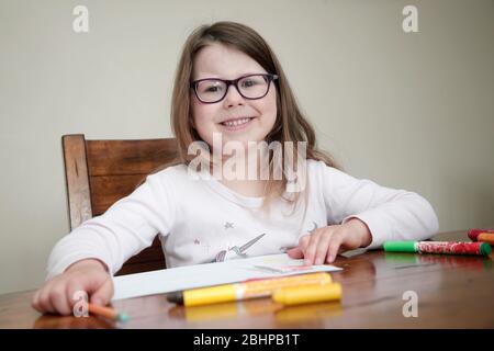 Vierjähriges Mädchen, das zu Hause geschult wird Stockfoto