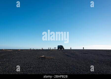 Die schwarze Sandspieß und die bergige Kulisse in Eystrahorn, Island Stockfoto