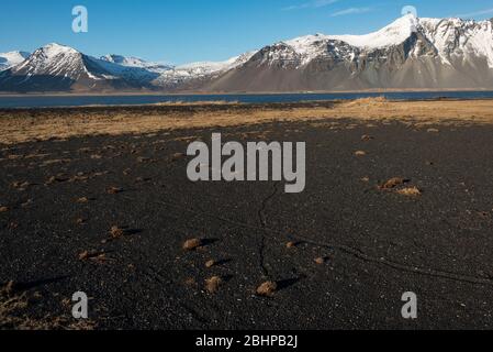 Die schwarze Sandspieß und die bergige Kulisse in Eystrahorn, Island Stockfoto