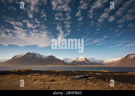 Die schwarze Sandspieß und die bergige Kulisse in Eystrahorn, Island Stockfoto