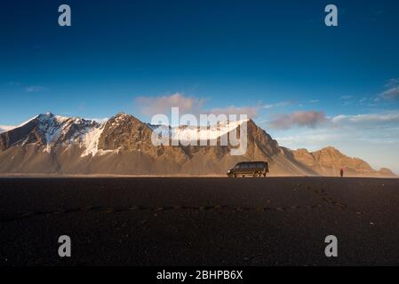 Die schwarze Sandspieß und die bergige Kulisse in Eystrahorn, Island Stockfoto