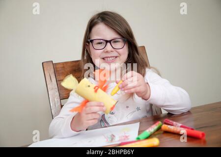 Vierjähriges Mädchen, das zu Hause geschult wird Stockfoto