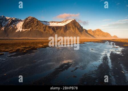 Die schwarze Sandspieß und die bergige Kulisse in Eystrahorn, Island Stockfoto