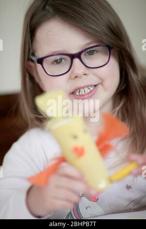 Vierjähriges Mädchen, das zu Hause geschult wird Stockfoto