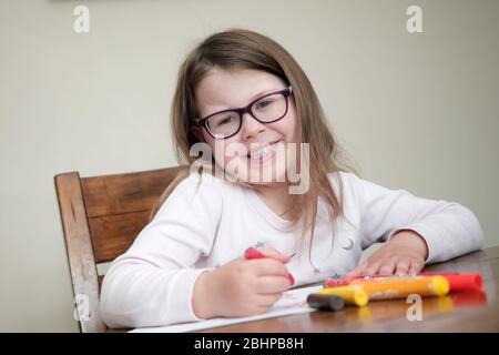 Vierjähriges Mädchen, das zu Hause geschult wird Stockfoto