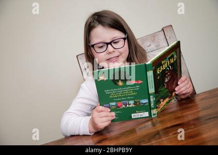 Vierjähriges Mädchen, das zu Hause geschult wird Stockfoto