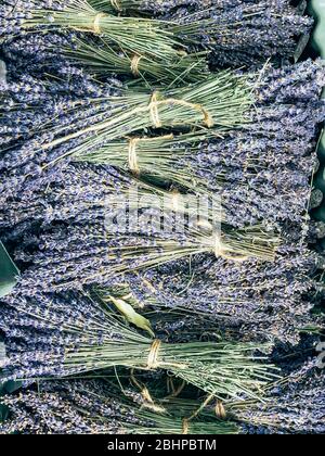 Trockene Lavendelbüschen, die auf dem französischen Markt im Freien in der Provence verkauft werden. Bildkomposition von oben. Mobile Fotografie Stockfoto