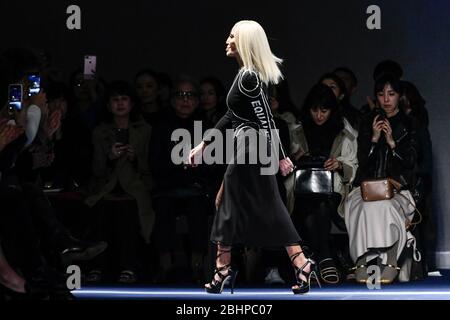Mailand, Italien. Februar 2017. Mailand Frauen Fashion Week Herbst Winter 2017 2018. Mailand Damenmode, Herbst Winter 2017 2018. Versace Modenschau im Bild: Donatella Versace Credit: Independent Photo Agency/Alamy Live News Stockfoto