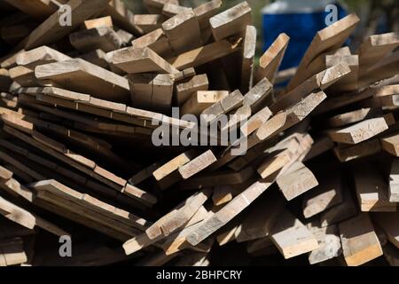 Holzbretter sind im Freien gestapelt Stockfoto