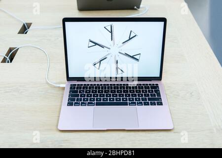 Türkei, Istanbul, 17. Dezember 2019: Verkauf Neu Apple MacBook Air im offiziellen Apple Store. Stockfoto