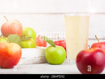 Glas frischen Bio Apfelsaft mit braeburn pink lady Äpfel in Box auf Holz- Hintergrund. Platz für Text Stockfoto