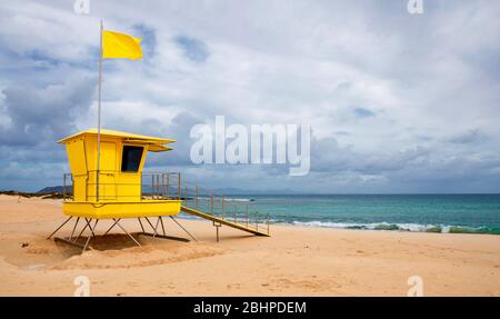 Strand geschlossen Coronavirus, Strand geschlossen oder Abschaltung Konzept inmitten Covid 19, 2019-ncov zwingt internationale Regierungen, Strände weltweit abzusperren. , Stockfoto
