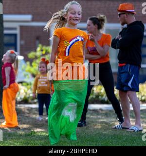 S-HERTOGENBESCH, 27. April 2020. , dutchnews, Koningsdag 2020, Kinder spielen am Kingsday 2020, kinderen spelen spelletjes op Koningsdag 2020 Credit: Pro Shots/Alamy Live News Stockfoto