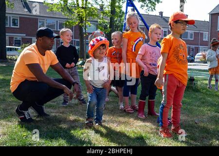 S-HERTOGENBESCH, 27. April 2020. , dutchnews, Koningsdag 2020, Kinder spielen am Kingsday 2020 Credit: Pro Shots/Alamy Live News Stockfoto