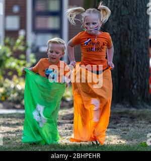 S-HERTOGENBESCH, 27. April 2020. , dutchnews, Koningsdag 2020, Kinder spielen am Kingsday 2020, kinderen spelen spelletjes op Koningsdag 2020 Credit: Pro Shots/Alamy Live News Stockfoto