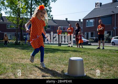 S-HERTOGENBESCH, 27. April 2020. , dutchnews, Koningsdag 2020, Kinder spielen am Kingsday 2020, kinderen spelen spelletjes op Koningsdag 2020 Credit: Pro Shots/Alamy Live News Stockfoto