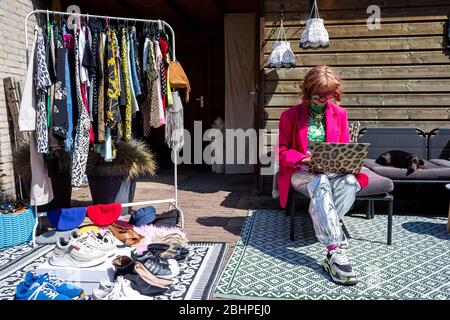 S-HERTOGENBESCH, 27. April 2020. , dutchnews, Koningsdag 2020, Kingsday 2020, digitaler kostenloser Markt auf instagram, online vrijmarkt via instagram Credit: Pro Shots/Alamy Live News Stockfoto