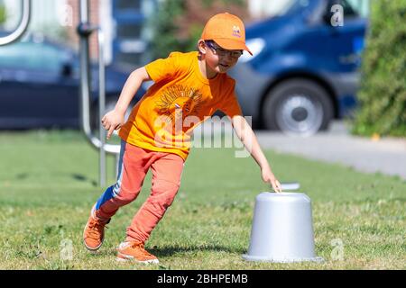 S-HERTOGENBESCH, 27. April 2020. , dutchnews, Koningsdag 2020, Kinder spielen am Kingsday 2020, kinderen spelen spelletjes op Koningsdag 2020 Credit: Pro Shots/Alamy Live News Stockfoto