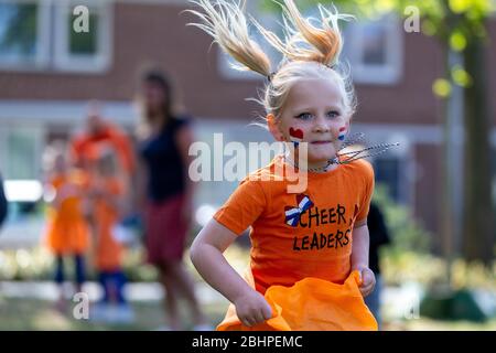 S-HERTOGENBESCH, 27. April 2020. , dutchnews, Koningsdag 2020, Kinder spielen am Kingsday 2020, kinderen spelen spelletjes op Koningsdag 2020 Credit: Pro Shots/Alamy Live News Stockfoto